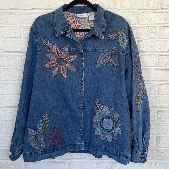 Embroidered Denim Vintage Jacket With Pockets (Can be worn oversized) - Picture 2 of 11